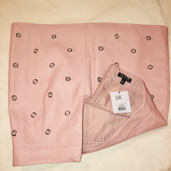 ⭐️TOPSHOP Light Pink Leather Skirt (Mini)⭐️ - Picture 3 of 4